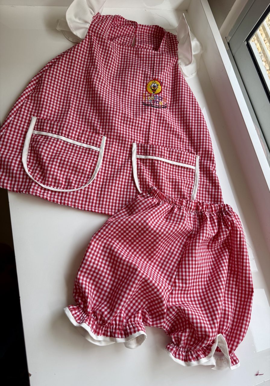 Uniforme preescolar de cuadros rojos con bordado
