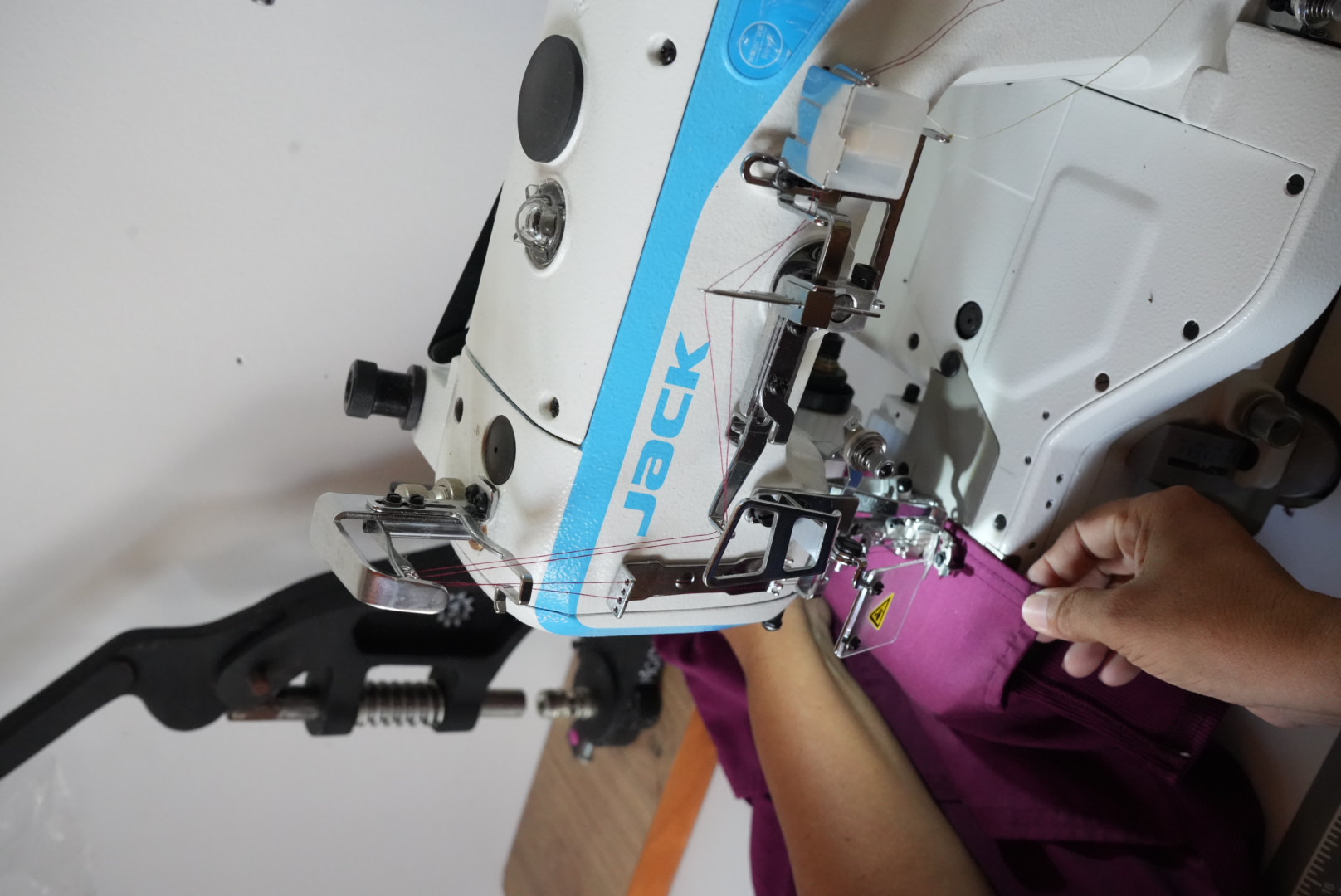 Costura en collarín de un uniforme corporativo