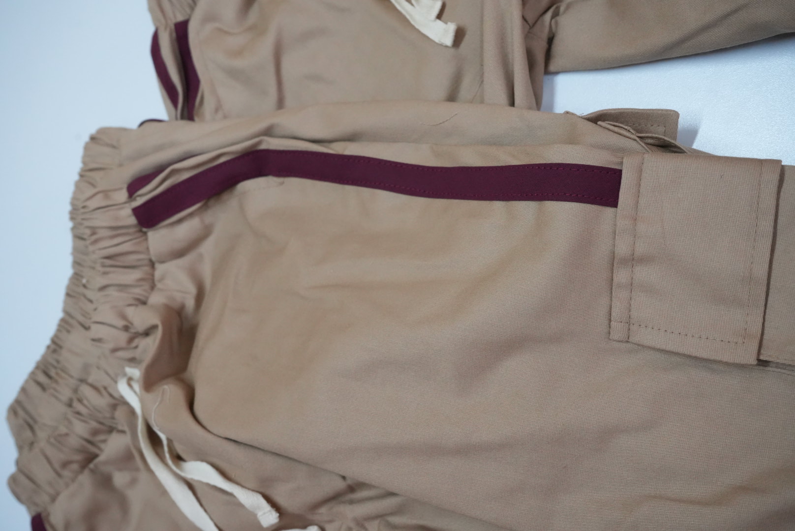 Pantalón escolar con franja vinotinto