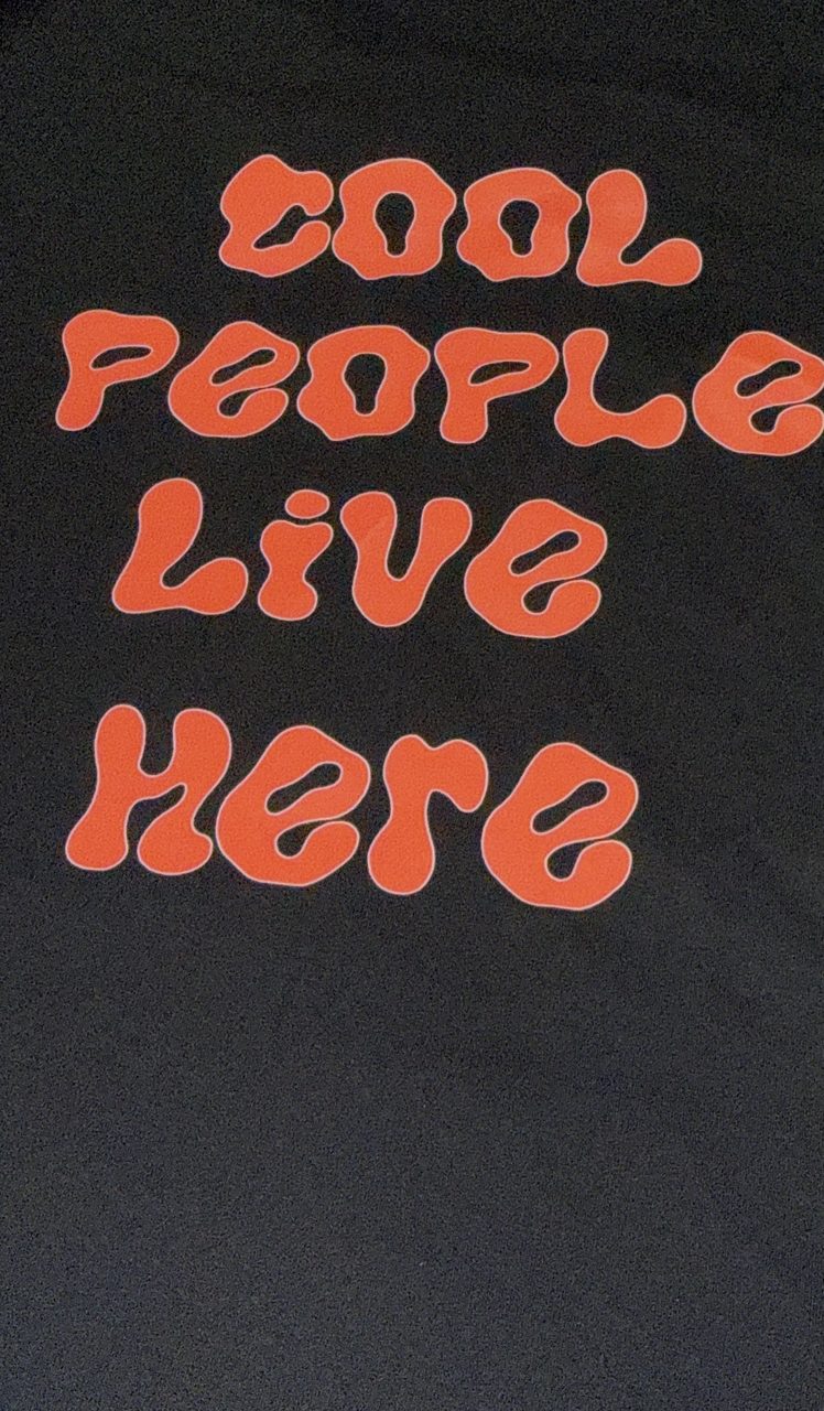 Camiseta negra con estampado DTF naranja