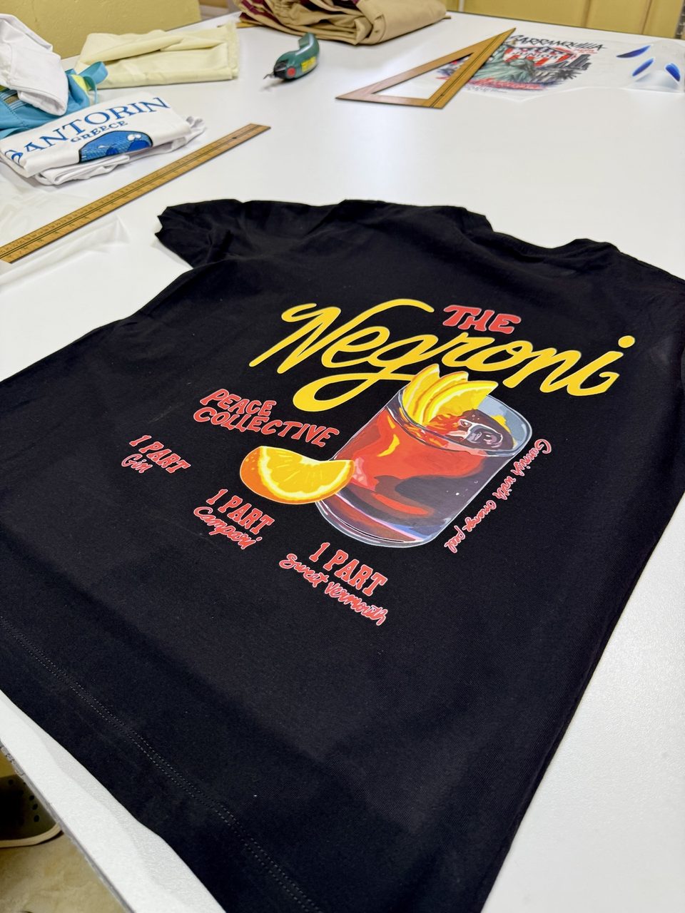 Estampado DTF a todo color sobre camiseta negra