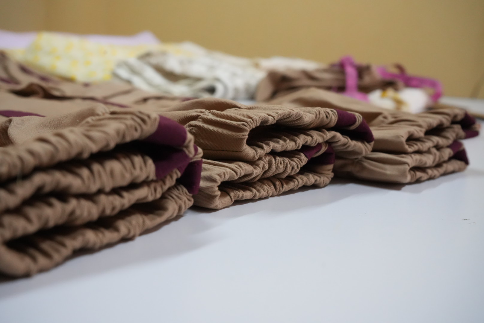Pilas de uniformes escolares listas para entrega