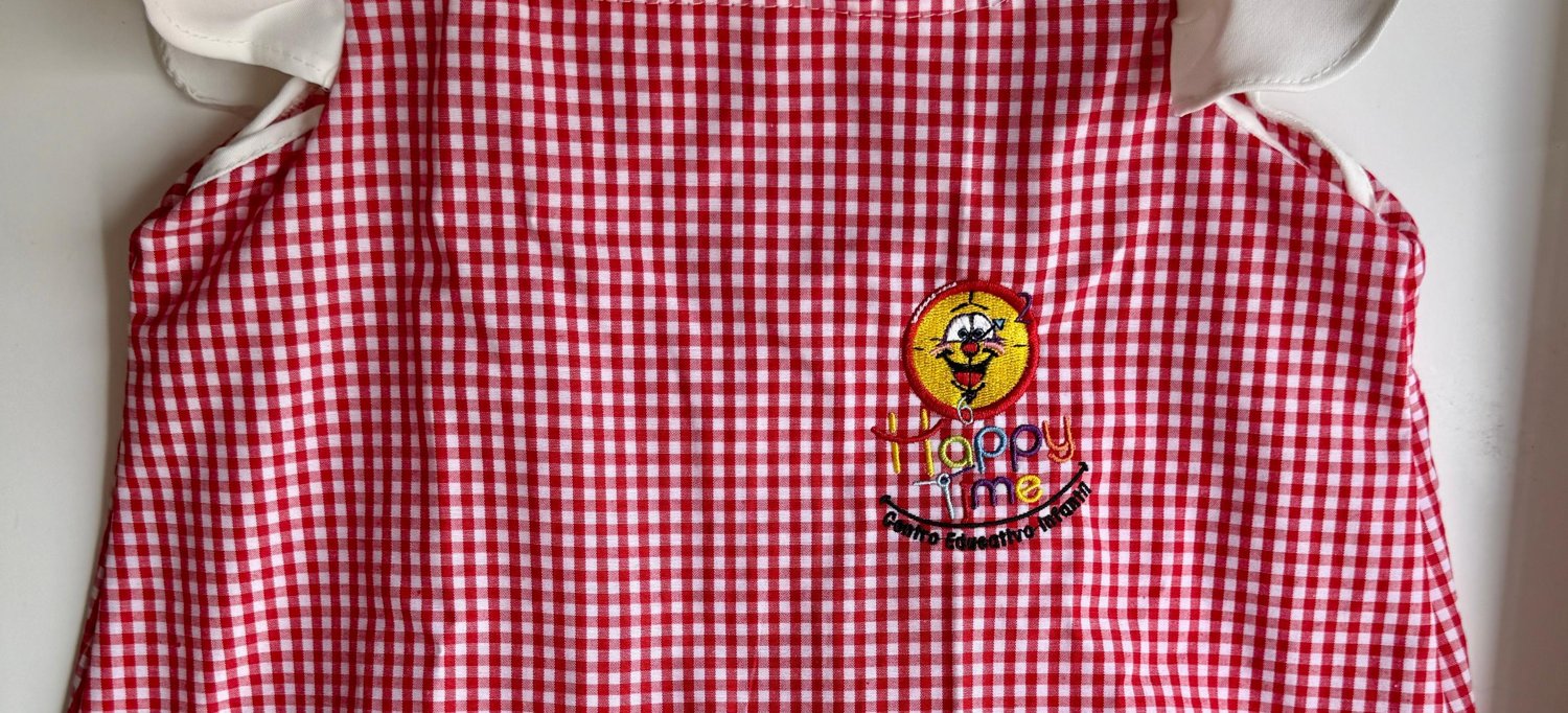 Uniforme de cuadros rojos con bordado del colegio Happy Time