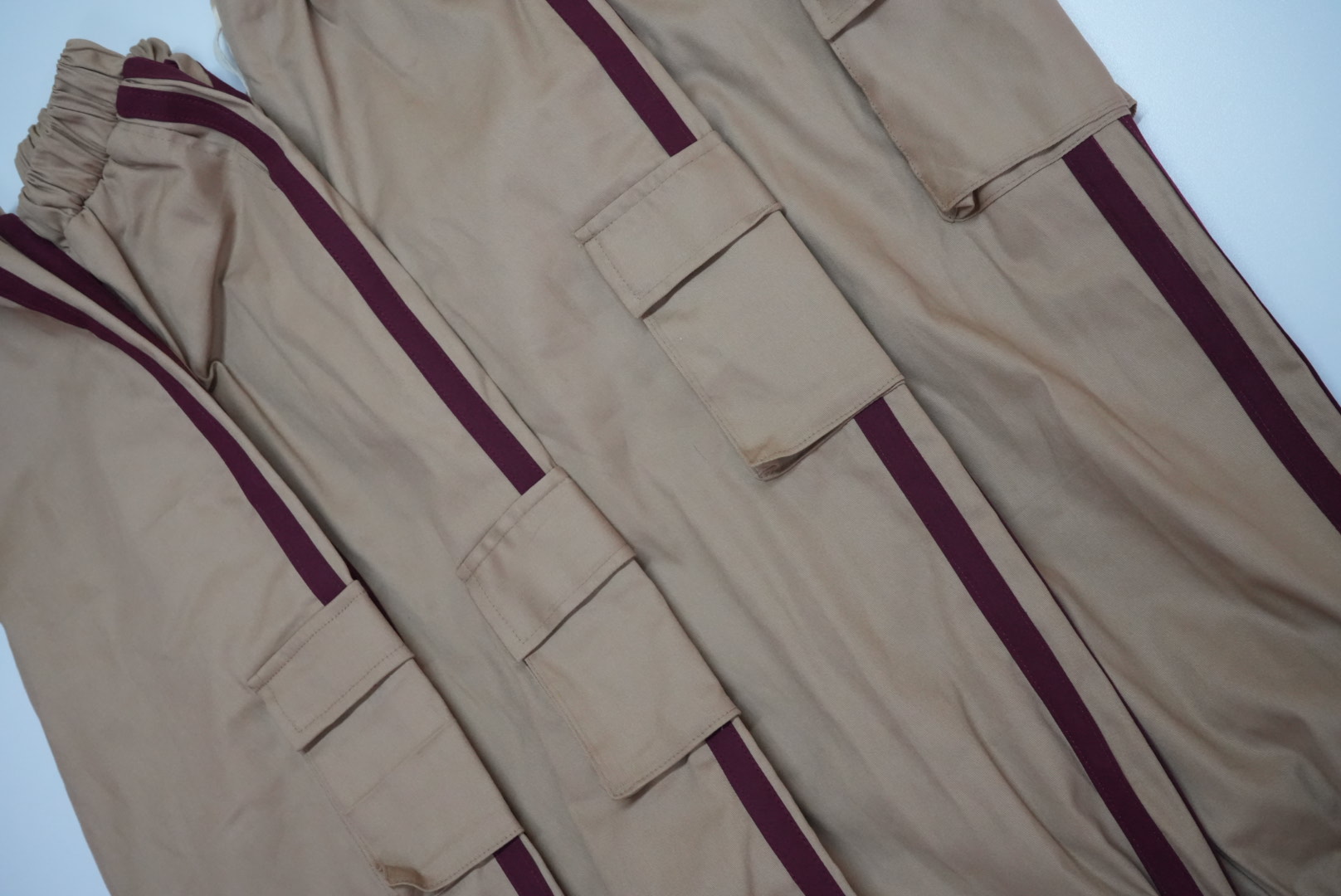 Lote de uniformes escolares confeccionados en el taller ACOSER