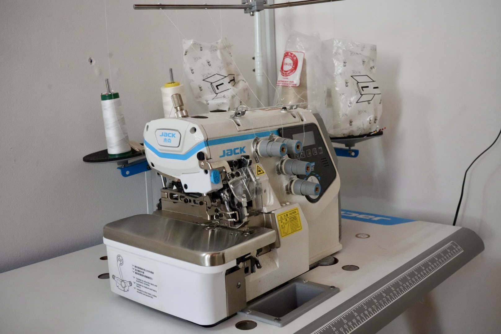 Máquina fileteadora industrial del taller ACOSER