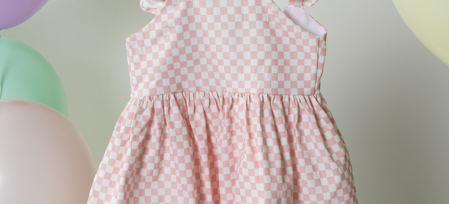 Vestido infantil de la marca Noah's Clothing confeccionado en el taller