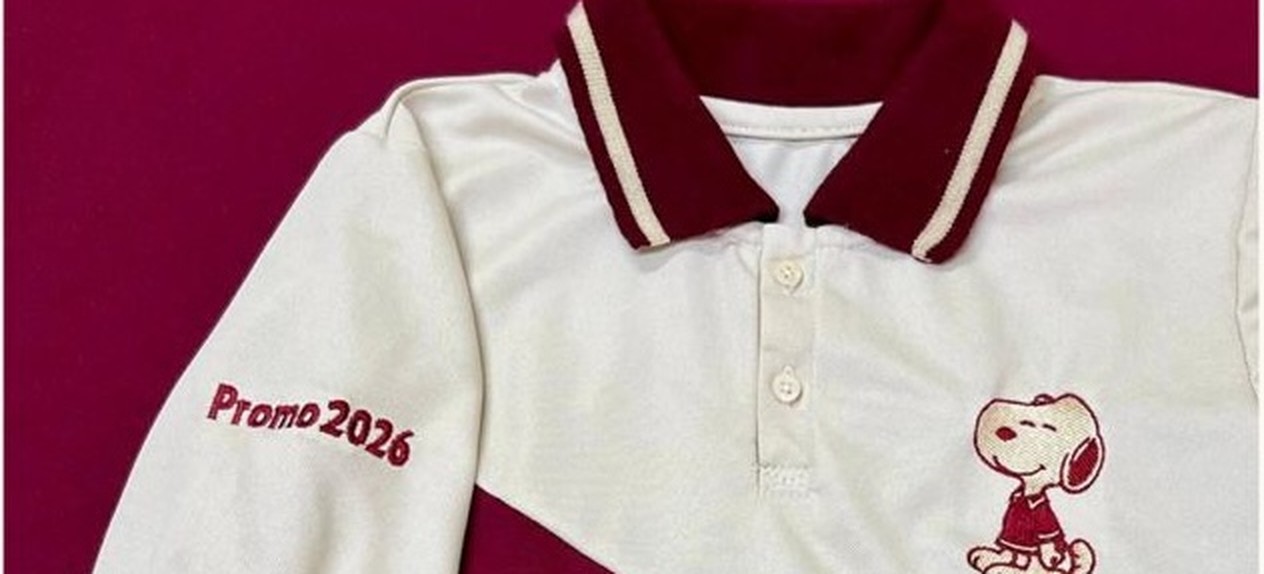 Polo Promo 2026 con bordado de Snoopy confeccionado para el colegio Tercer Milenio