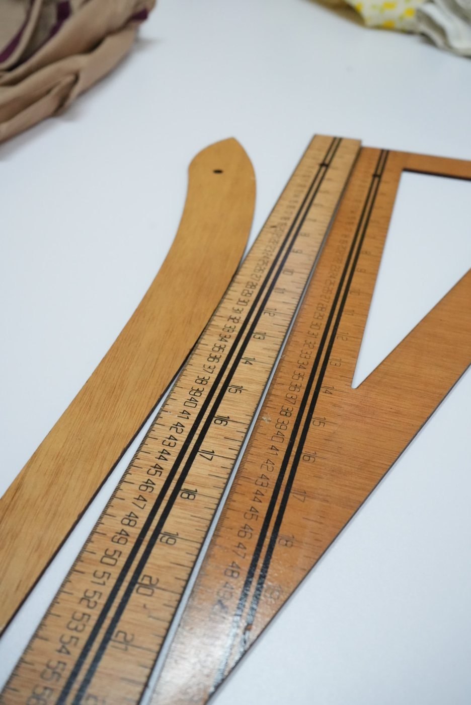 Reglas de sastre y molde de madera para el trazo a medida